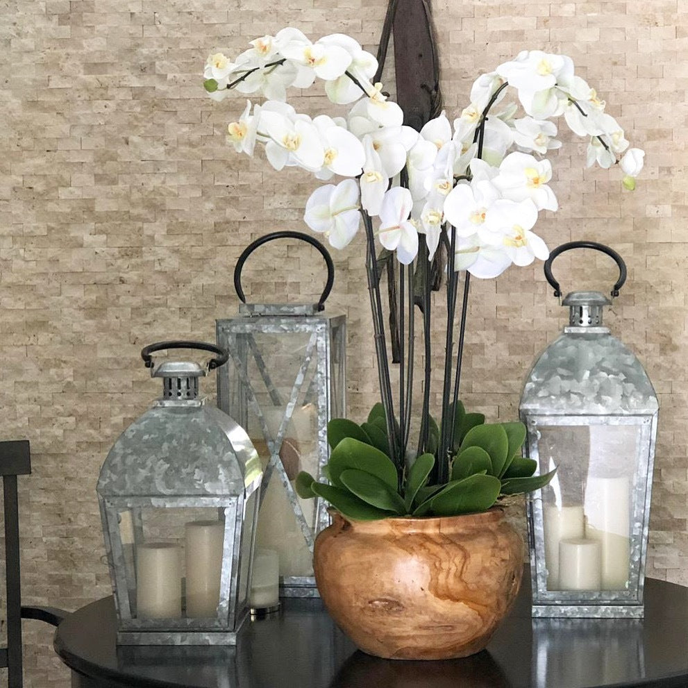 Große Dekoschale aus Teakholz mit weißen Orchideen