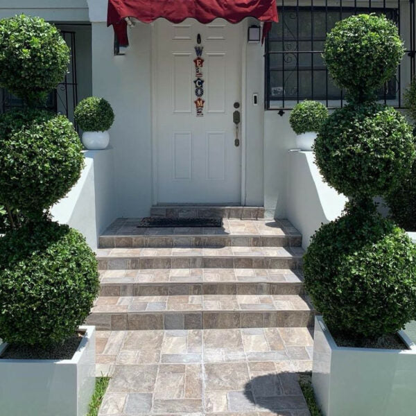 Dreifachkugel-Topiary mit mittelgroßem Fiberglas-Pflanzgefäß