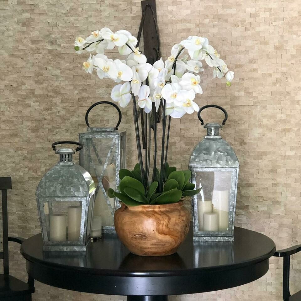Große Dekoschale aus Teakholz mit weißen Orchideen