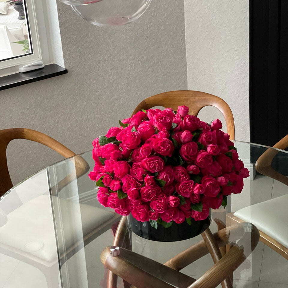 Dunkelrosa englische Rosen in schwarzer Glasvase