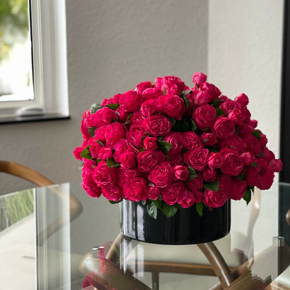 Dunkelrosa englische Rosen in schwarzer Glasvase