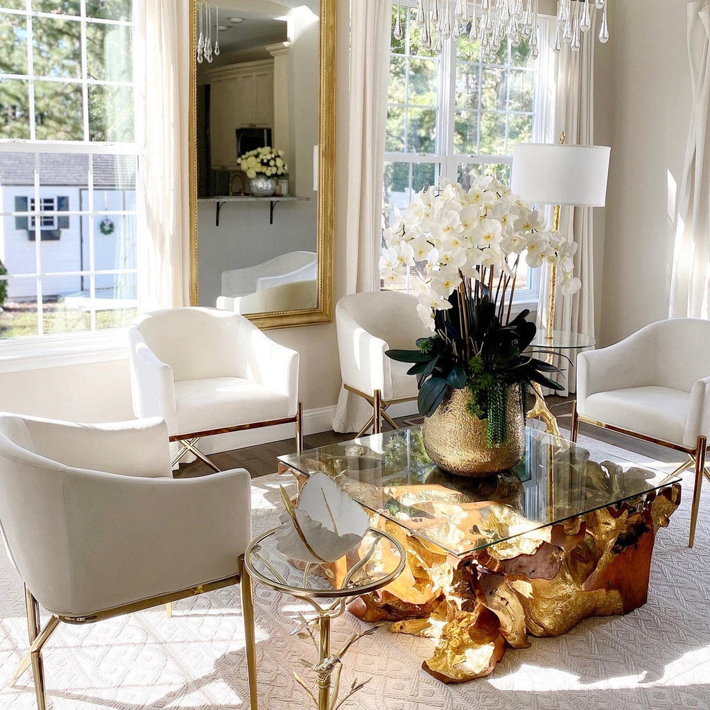 Delaney-Vase in Gold mit mehreren Phalaenopsis-Orchideenstängeln und Sukkulenten