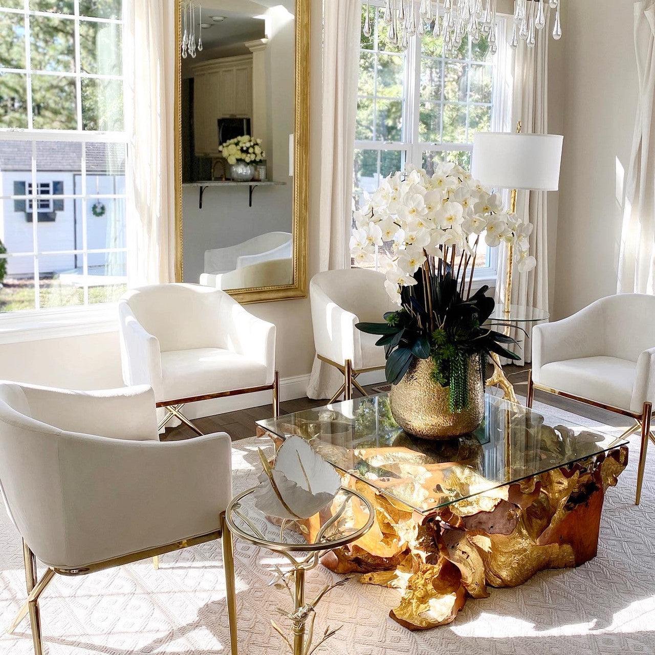 Delaney-Vase in Gold mit mehreren Phalaenopsis-Orchideenstängeln und Sukkulenten