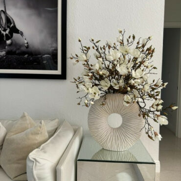 Große Ewigkeitsvase mit Magnolien und Treibholz