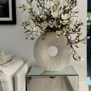 Große Ewigkeitsvase mit Magnolien und Treibholz