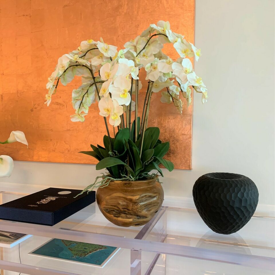 Große Dekoschale aus Teakholz mit weißen Orchideen