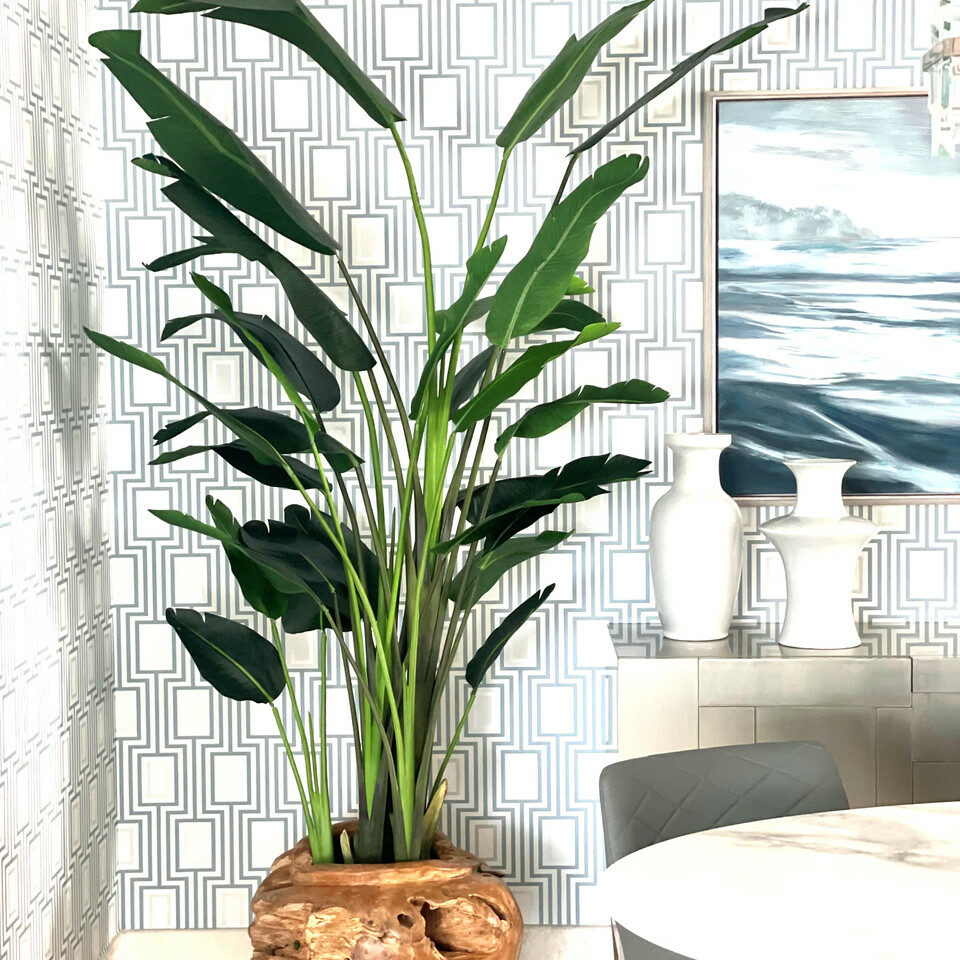Große Vase aus Teakholz mit prächtiger Strelitzie (Paradiesvogelblume)