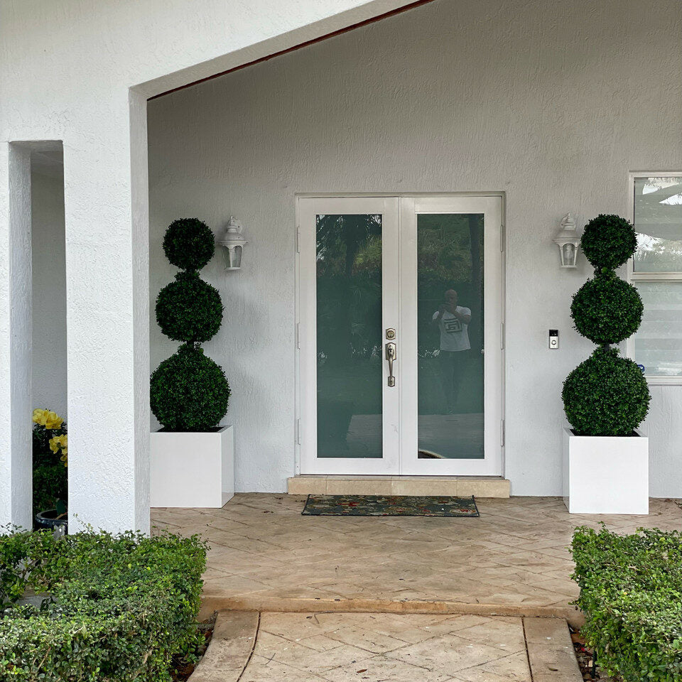 Dreifachkugel-Topiary mit großem Fiberglas-Pflanzgefäß