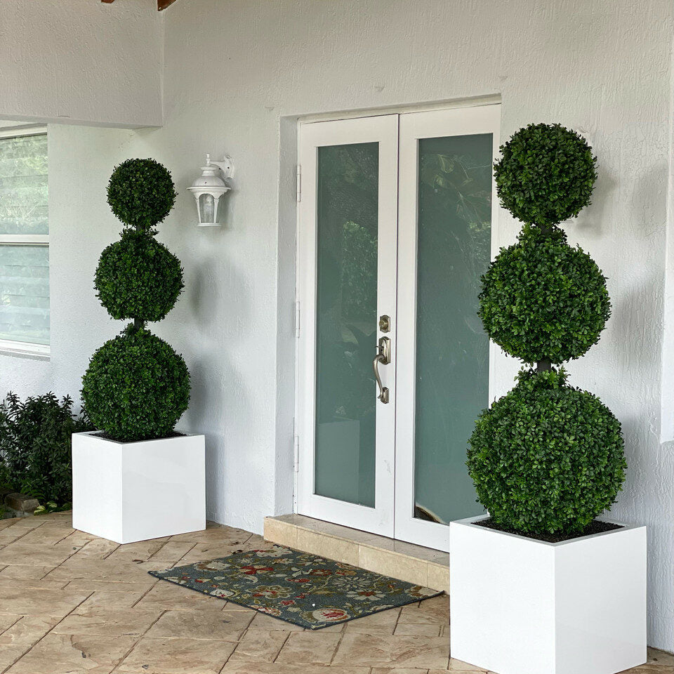 Dreifachkugel-Topiary mit großem Fiberglas-Pflanzgefäß