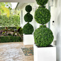 Dreifachkugel-Topiary mit großem Fiberglas-Pflanzgefäß