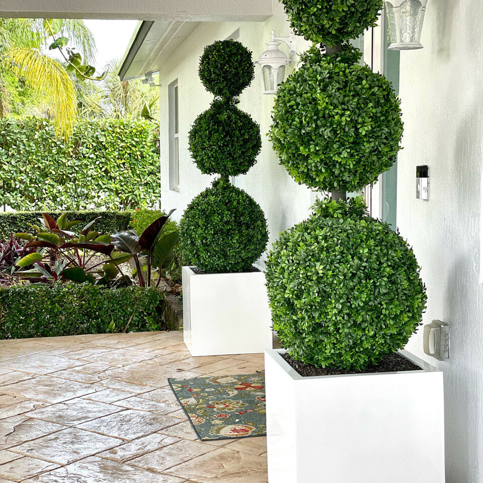 Dreifachkugel-Topiary mit großem Fiberglas-Pflanzgefäß
