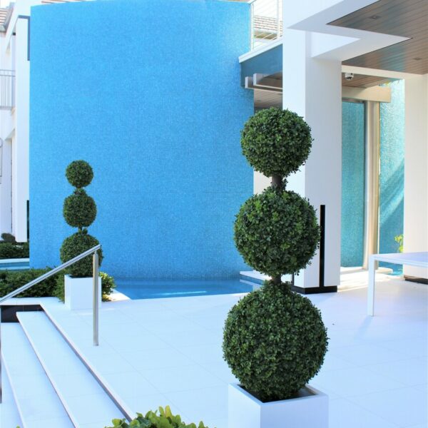 Dreifachkugel-Topiary mit mittelgroßem Fiberglas-Pflanzgefäß