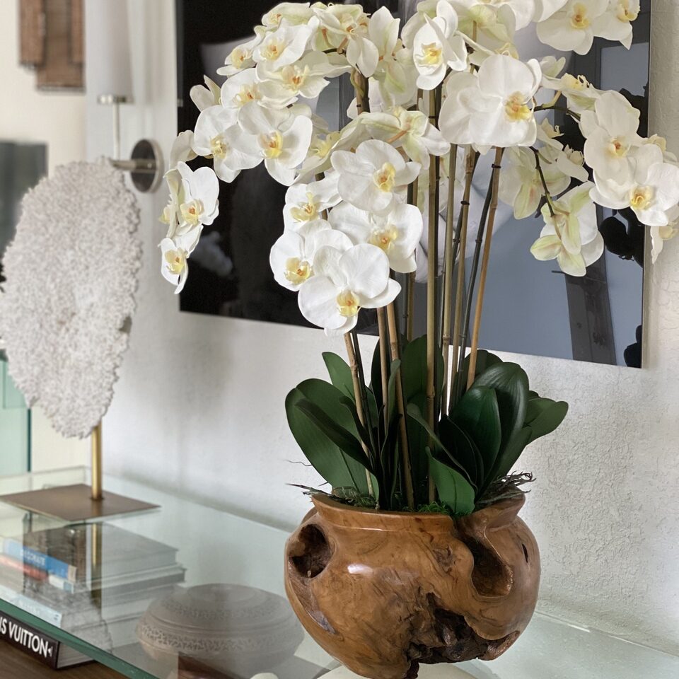 Große Dekoschale aus Teakholz mit weißen Orchideen